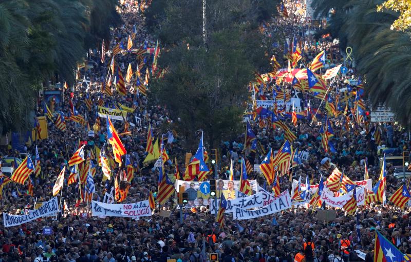 Miles de personas se concentran en Barcelona para protestar por la sentencia del 'procés'.