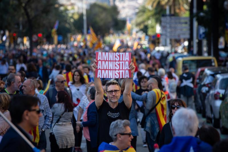 Miles de personas se concentran en Barcelona para protestar por la sentencia del 'procés'.