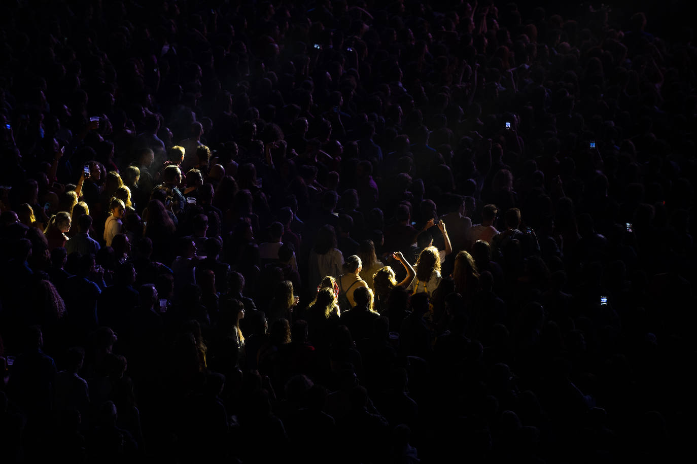 Suede, los murcianos Second -en la imagen- y La M.O.D.A. dieron anoche la bienvenida al curso universitario con un concierto que se ha convertido ya en una cita imprescindible dentro de la agenda musical de la Región de Murcia. Numerosas personas disfrutaron de las actuaciones de los tres grupos en el Welcome Estrella de Levante, que se celebró en la plaza de toros de la capital con todas las entradas agotadas. 