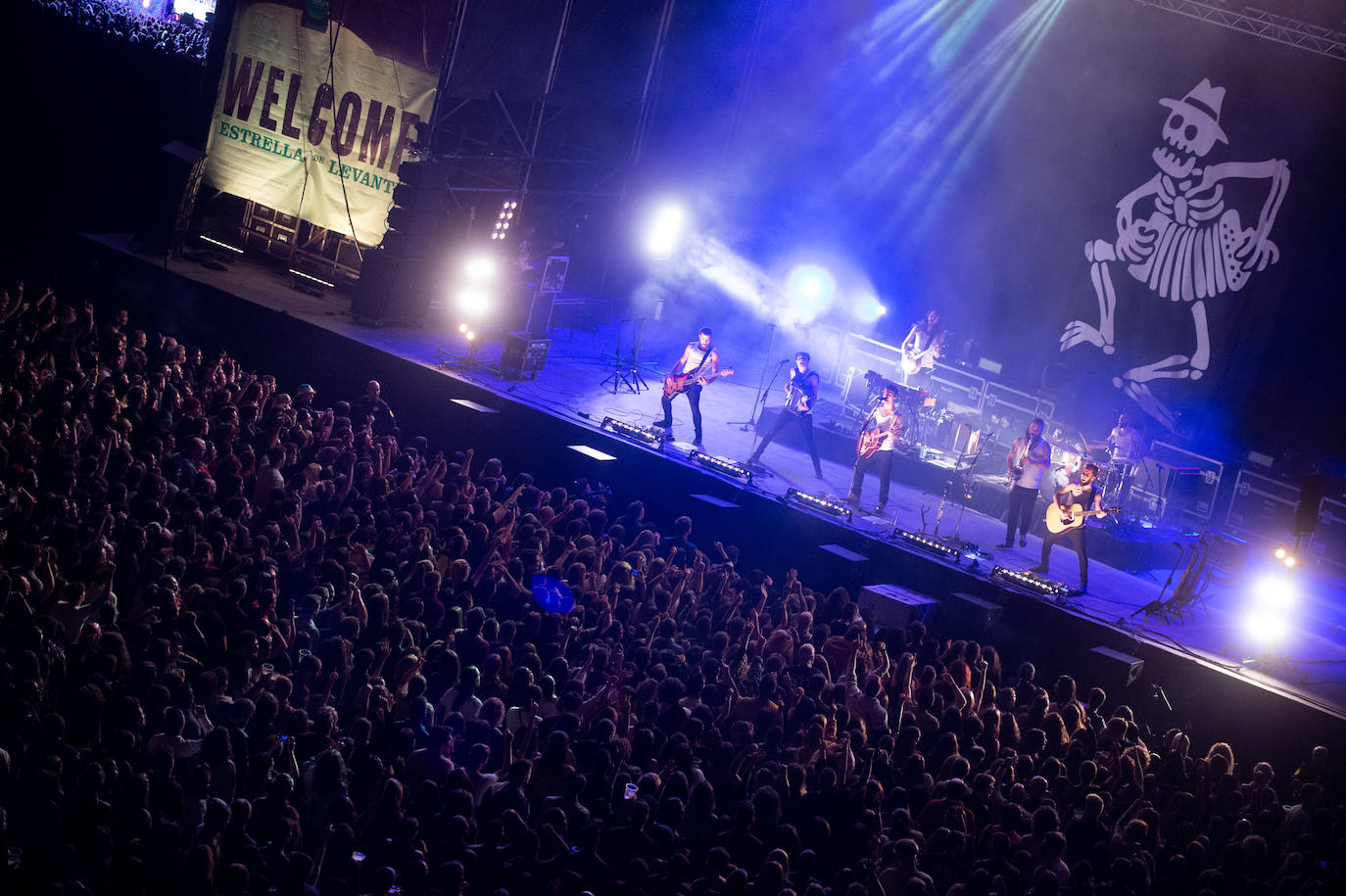 Suede, los murcianos Second -en la imagen- y La M.O.D.A. dieron anoche la bienvenida al curso universitario con un concierto que se ha convertido ya en una cita imprescindible dentro de la agenda musical de la Región de Murcia. Numerosas personas disfrutaron de las actuaciones de los tres grupos en el Welcome Estrella de Levante, que se celebró en la plaza de toros de la capital con todas las entradas agotadas. 