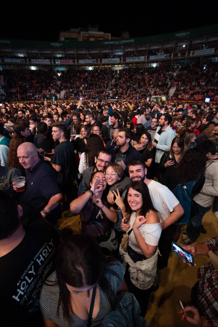 Suede, los murcianos Second -en la imagen- y La M.O.D.A. dieron anoche la bienvenida al curso universitario con un concierto que se ha convertido ya en una cita imprescindible dentro de la agenda musical de la Región de Murcia. Numerosas personas disfrutaron de las actuaciones de los tres grupos en el Welcome Estrella de Levante, que se celebró en la plaza de toros de la capital con todas las entradas agotadas. 