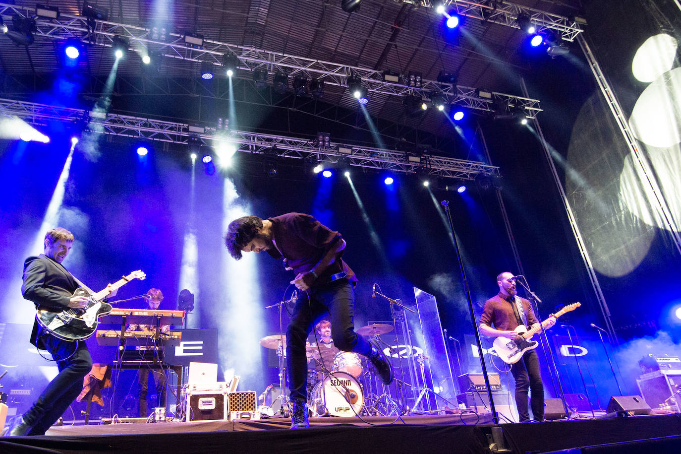 Suede, los murcianos Second -en la imagen- y La M.O.D.A. dieron anoche la bienvenida al curso universitario con un concierto que se ha convertido ya en una cita imprescindible dentro de la agenda musical de la Región de Murcia. Numerosas personas disfrutaron de las actuaciones de los tres grupos en el Welcome Estrella de Levante, que se celebró en la plaza de toros de la capital con todas las entradas agotadas. 