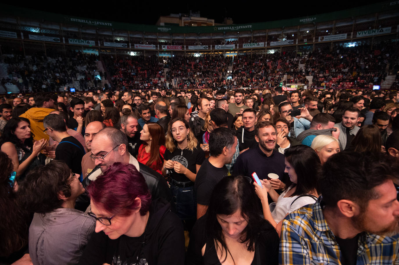 Suede, los murcianos Second -en la imagen- y La M.O.D.A. dieron anoche la bienvenida al curso universitario con un concierto que se ha convertido ya en una cita imprescindible dentro de la agenda musical de la Región de Murcia. Numerosas personas disfrutaron de las actuaciones de los tres grupos en el Welcome Estrella de Levante, que se celebró en la plaza de toros de la capital con todas las entradas agotadas. 