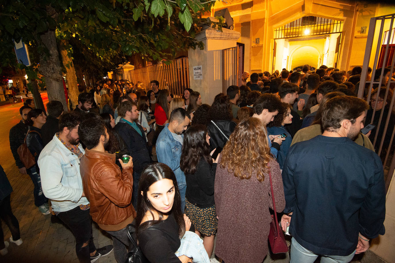 Suede, los murcianos Second -en la imagen- y La M.O.D.A. dieron anoche la bienvenida al curso universitario con un concierto que se ha convertido ya en una cita imprescindible dentro de la agenda musical de la Región de Murcia. Numerosas personas disfrutaron de las actuaciones de los tres grupos en el Welcome Estrella de Levante, que se celebró en la plaza de toros de la capital con todas las entradas agotadas. 