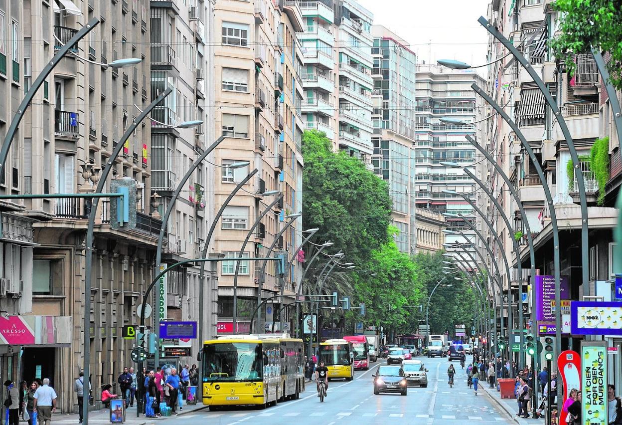 Vista general de la Gran Vía, con inmuebles a ambos lados. 
