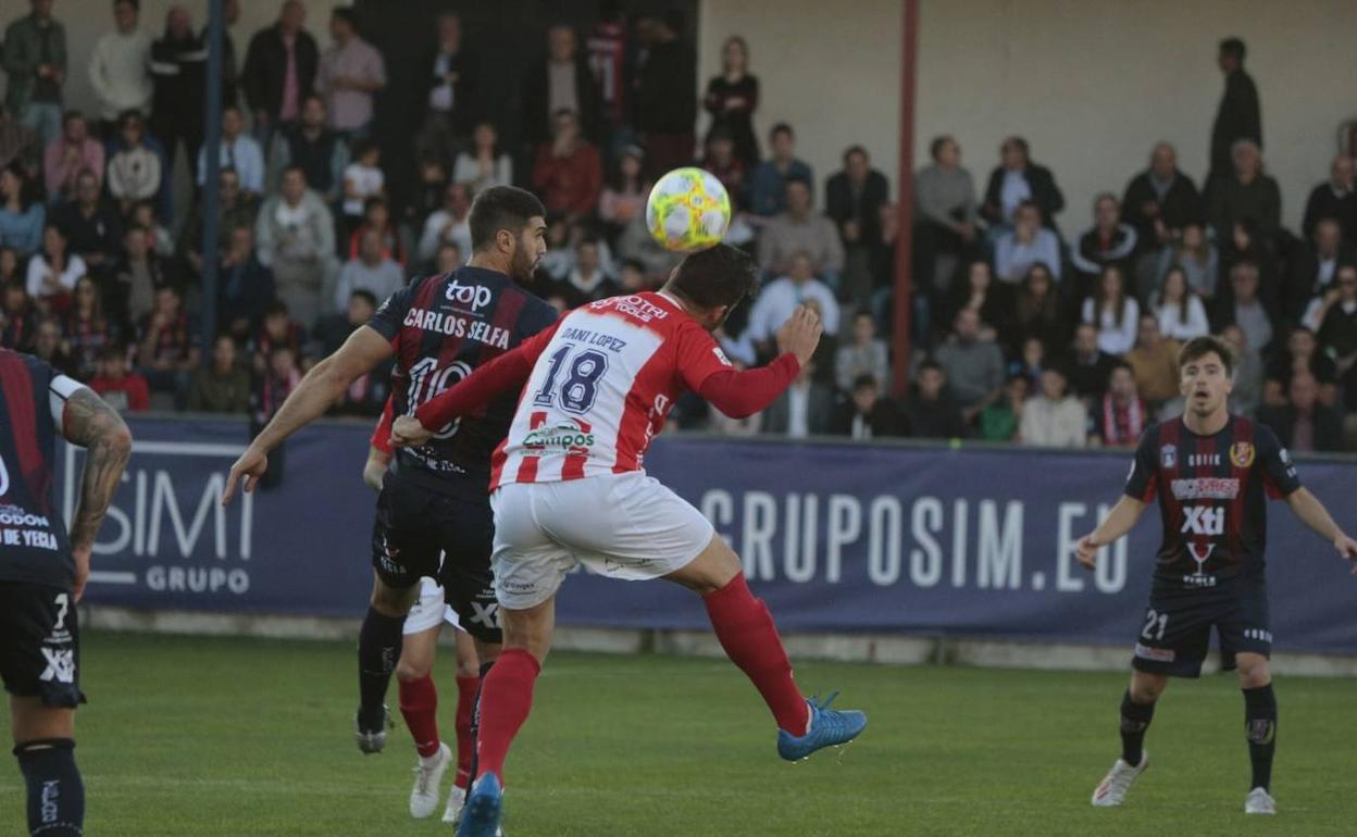 Carlos Selfa disputando un balón por alto.