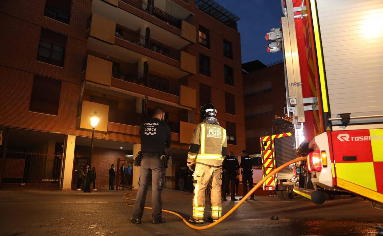 Agentes de la Policía y bomberos desplazados al lugar del incendio.