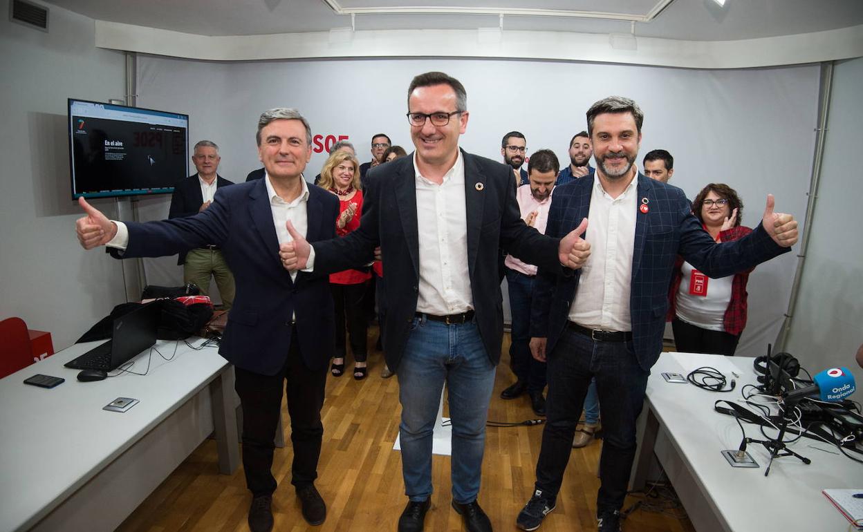 Los socialistas Pedro Saura, Diego Conesa y Joaquín López, durante la celebración de la victoria del 28-A en la Región. 