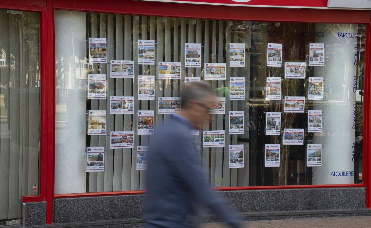 Anuncios de alquiler de pisos en una inmobiliaria de Cartagena