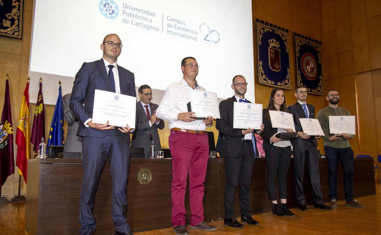Algunos de los graduados reconocidos en el acto del vigésimo aniversario de la UPCT.