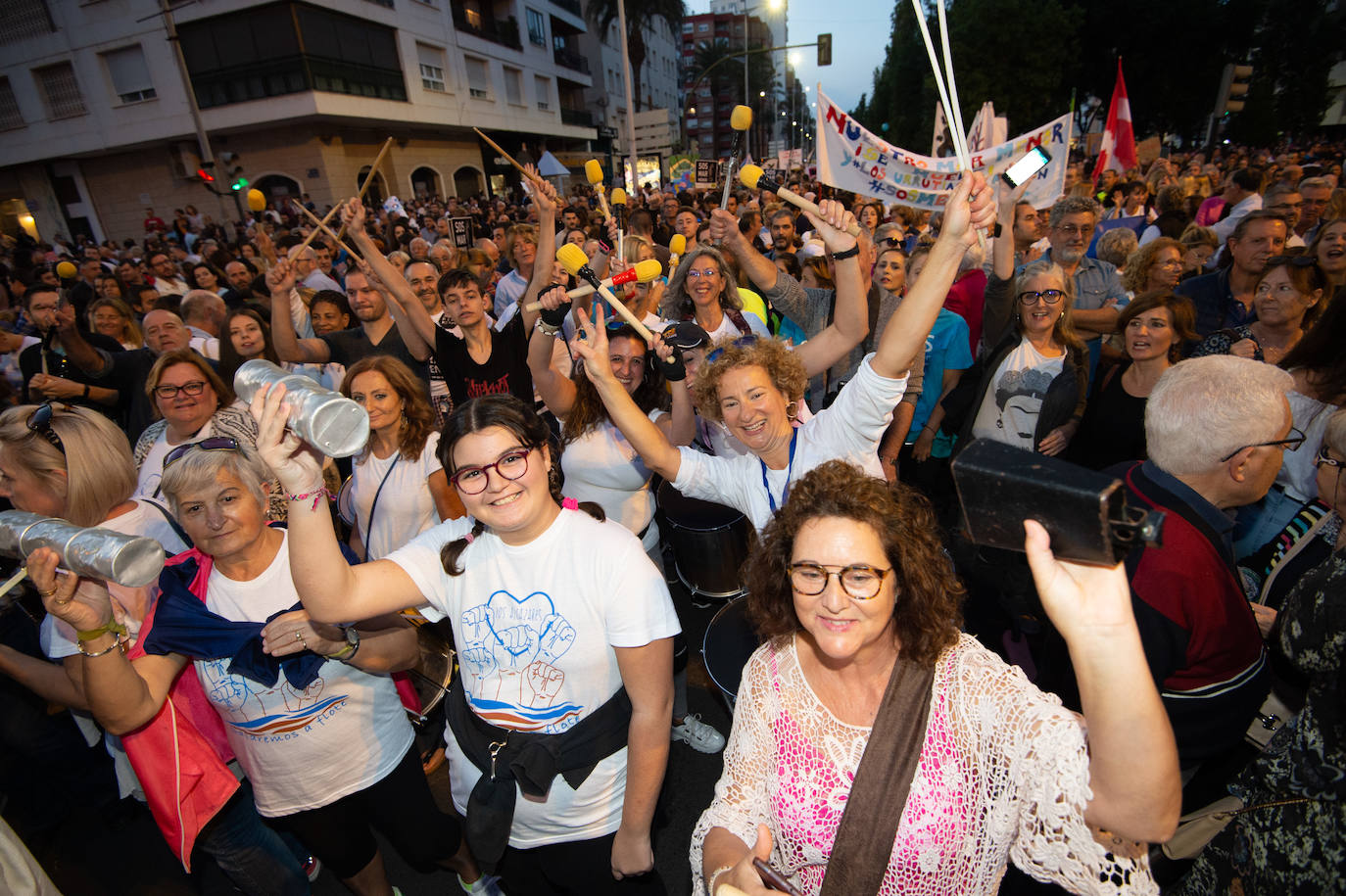 Decenas de miles de personas, 55.000 según la Policía Nacional, lanzan un SOS por la laguna en una marcha masiva en Cartagena