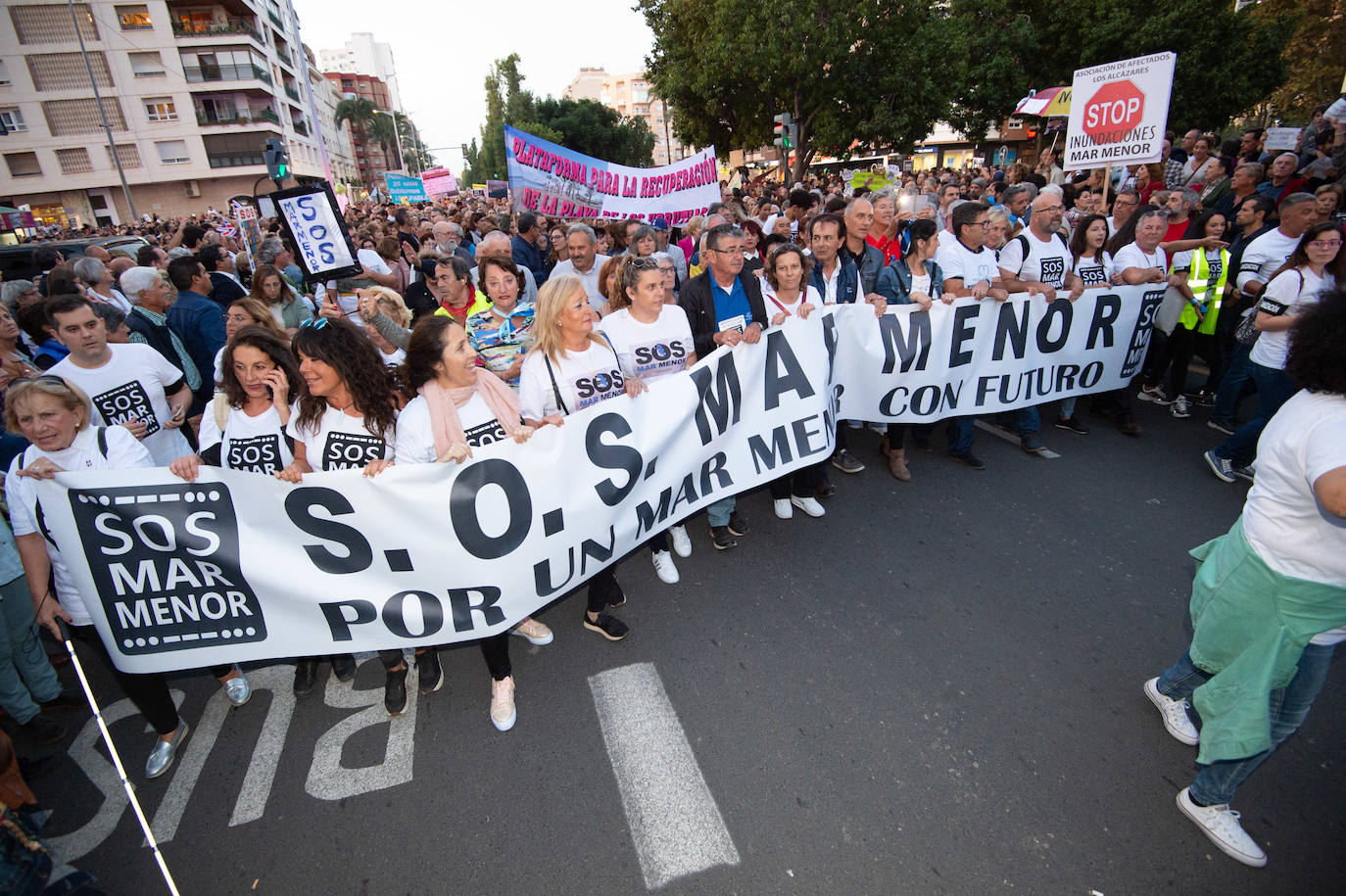 Decenas de miles de personas, 55.000 según la Policía Nacional, lanzan un SOS por la laguna en una marcha masiva en Cartagena