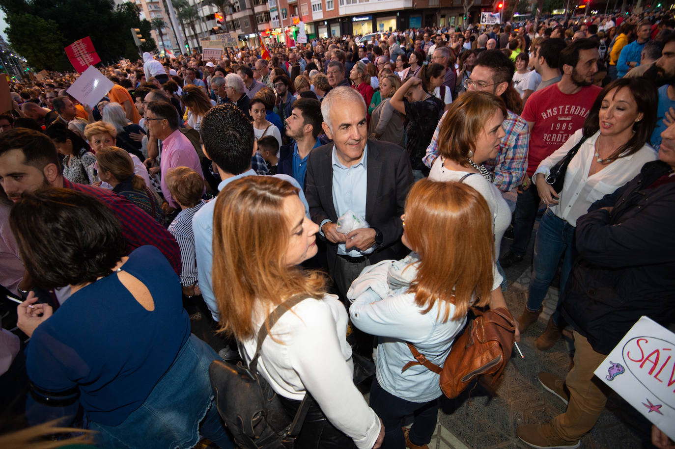 Decenas de miles de personas, 55.000 según la Policía Nacional, lanzan un SOS por la laguna en una marcha masiva en Cartagena