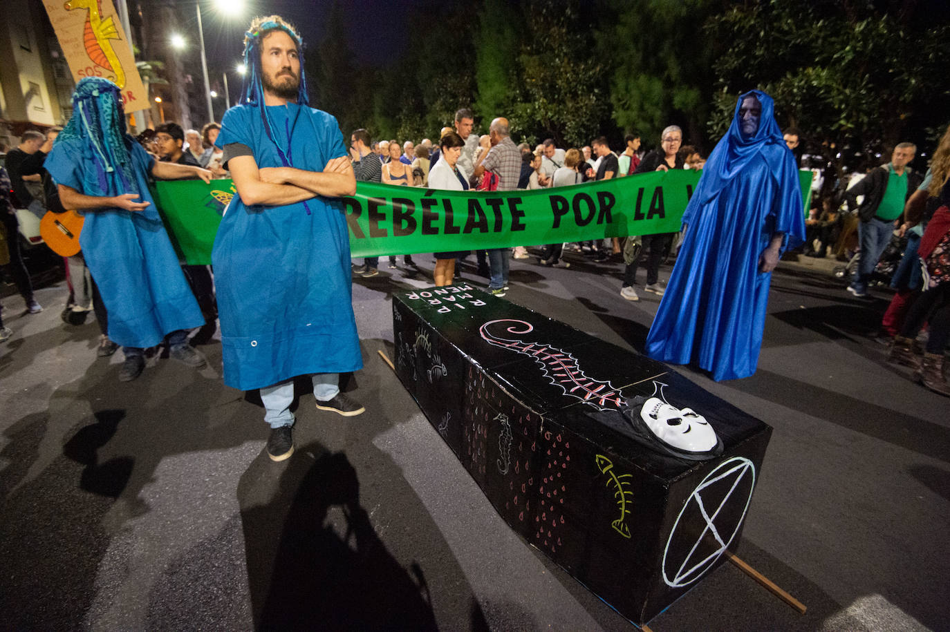 Decenas de miles de personas, 55.000 según la Policía Nacional, lanzan un SOS por la laguna en una marcha masiva en Cartagena