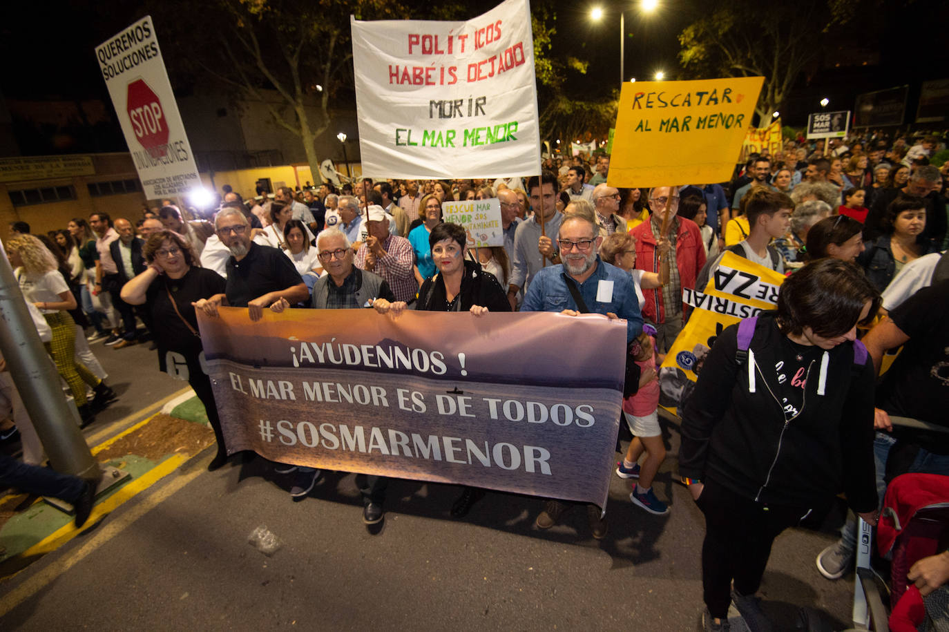 Decenas de miles de personas, 55.000 según la Policía Nacional, lanzan un SOS por la laguna en una marcha masiva en Cartagena
