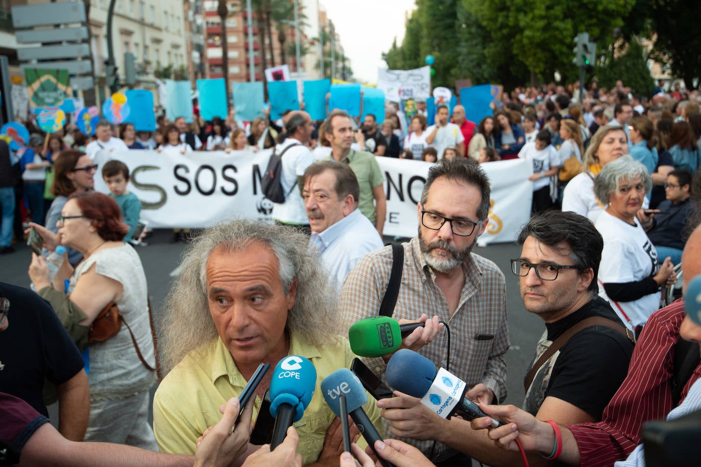 Decenas de miles de personas, 55.000 según la Policía Nacional, lanzan un SOS por la laguna en una marcha masiva en Cartagena