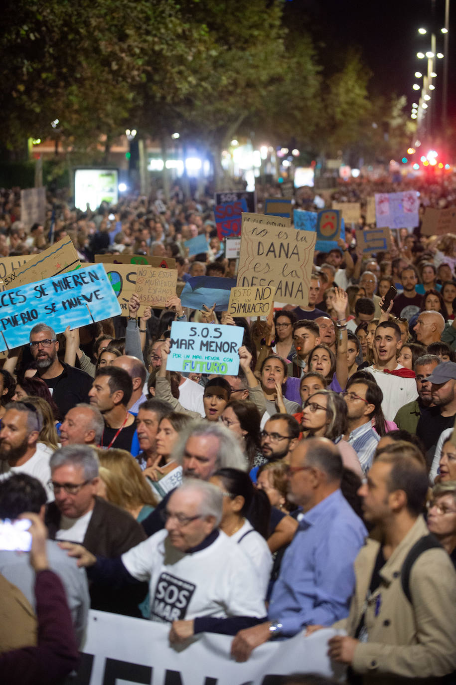Decenas de miles de personas, 55.000 según la Policía Nacional, lanzan un SOS por la laguna en una marcha masiva en Cartagena