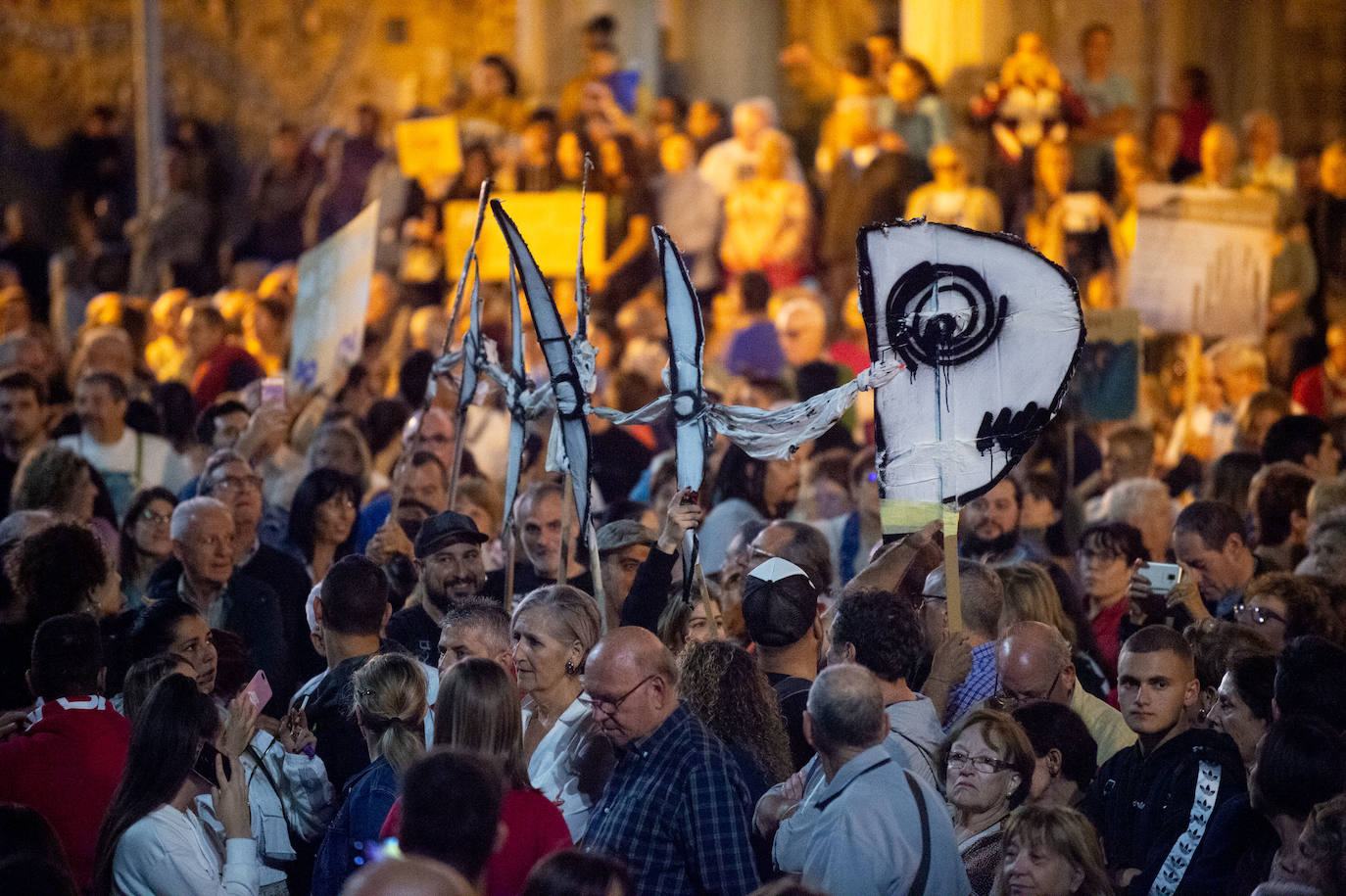 Decenas de miles de personas, 55.000 según la Policía Nacional, lanzan un SOS por la laguna en una marcha masiva en Cartagena