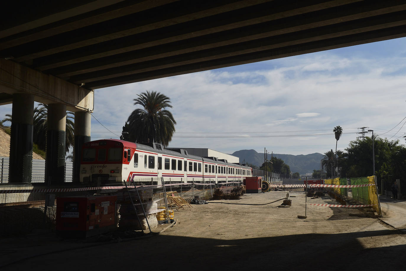 Los muros pantalla entre la Senda de los Garres y la entrada a la estación de Murcia están finalizados en un 98%