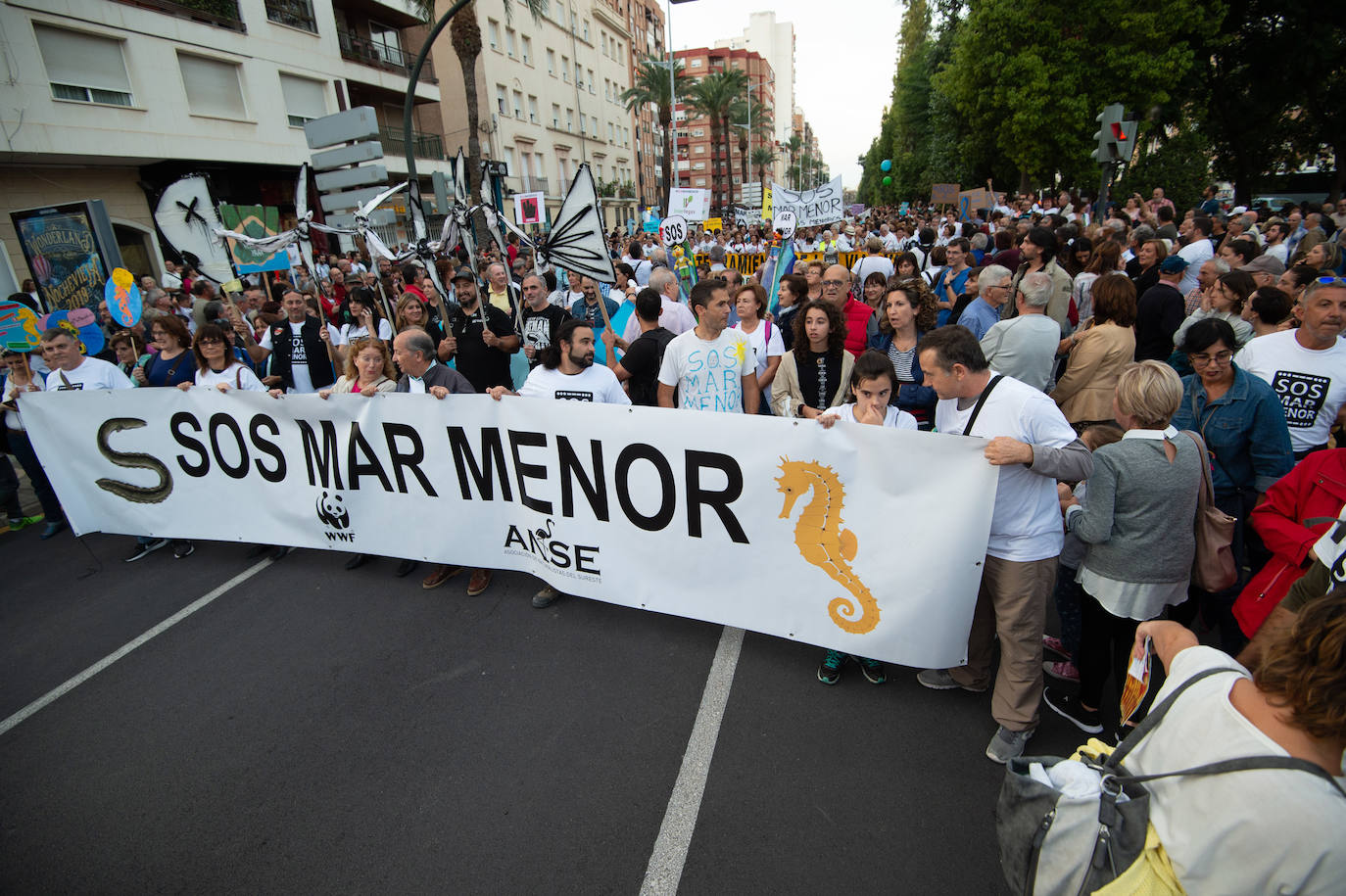 Unas 55.000 personas claman contra la contaminación y reclaman soluciones para «salvar» la laguna.