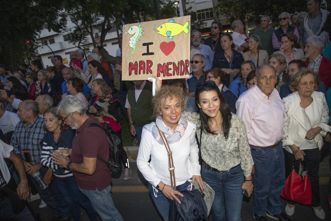 Unas 55.000 personas claman contra la contaminación y reclaman soluciones para «salvar» la laguna.