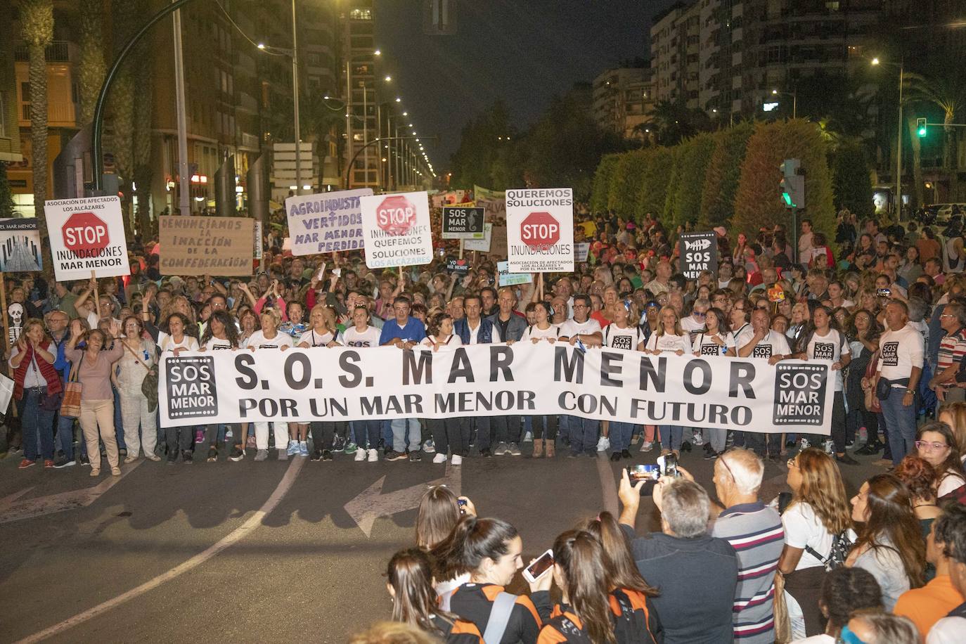 Unas 55.000 personas claman contra la contaminación y reclaman soluciones para «salvar» la laguna.