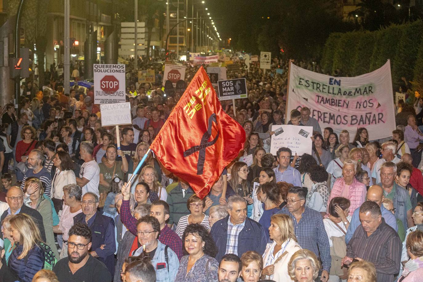 Unas 55.000 personas claman contra la contaminación y reclaman soluciones para «salvar» la laguna.