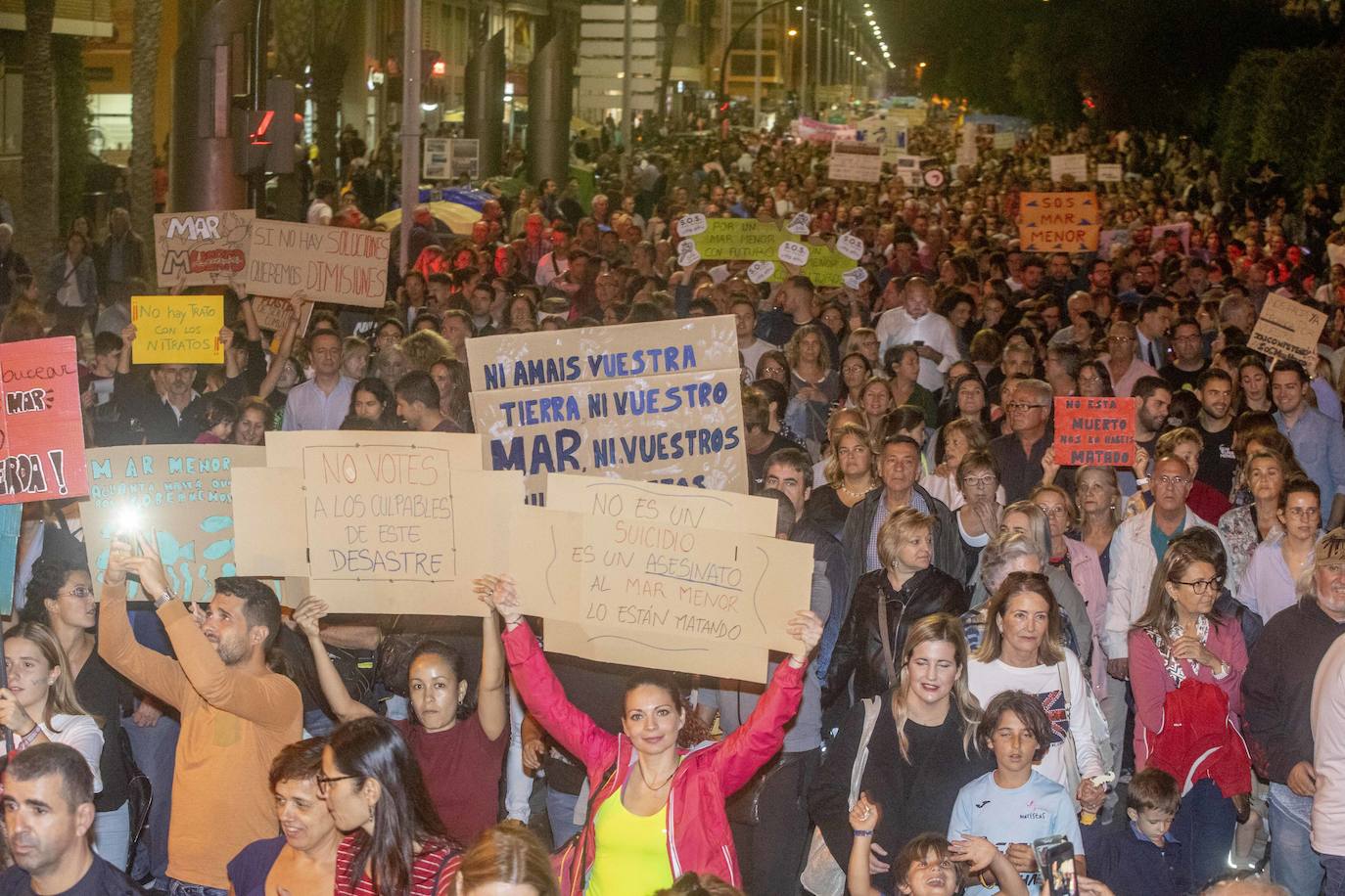 Unas 55.000 personas claman contra la contaminación y reclaman soluciones para «salvar» la laguna.