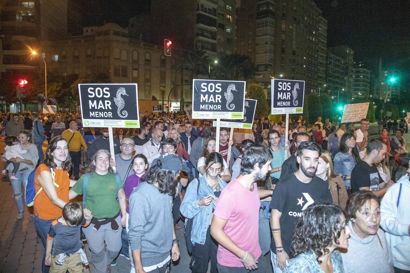 Unas 55.000 personas claman contra la contaminación y reclaman soluciones para «salvar» la laguna.