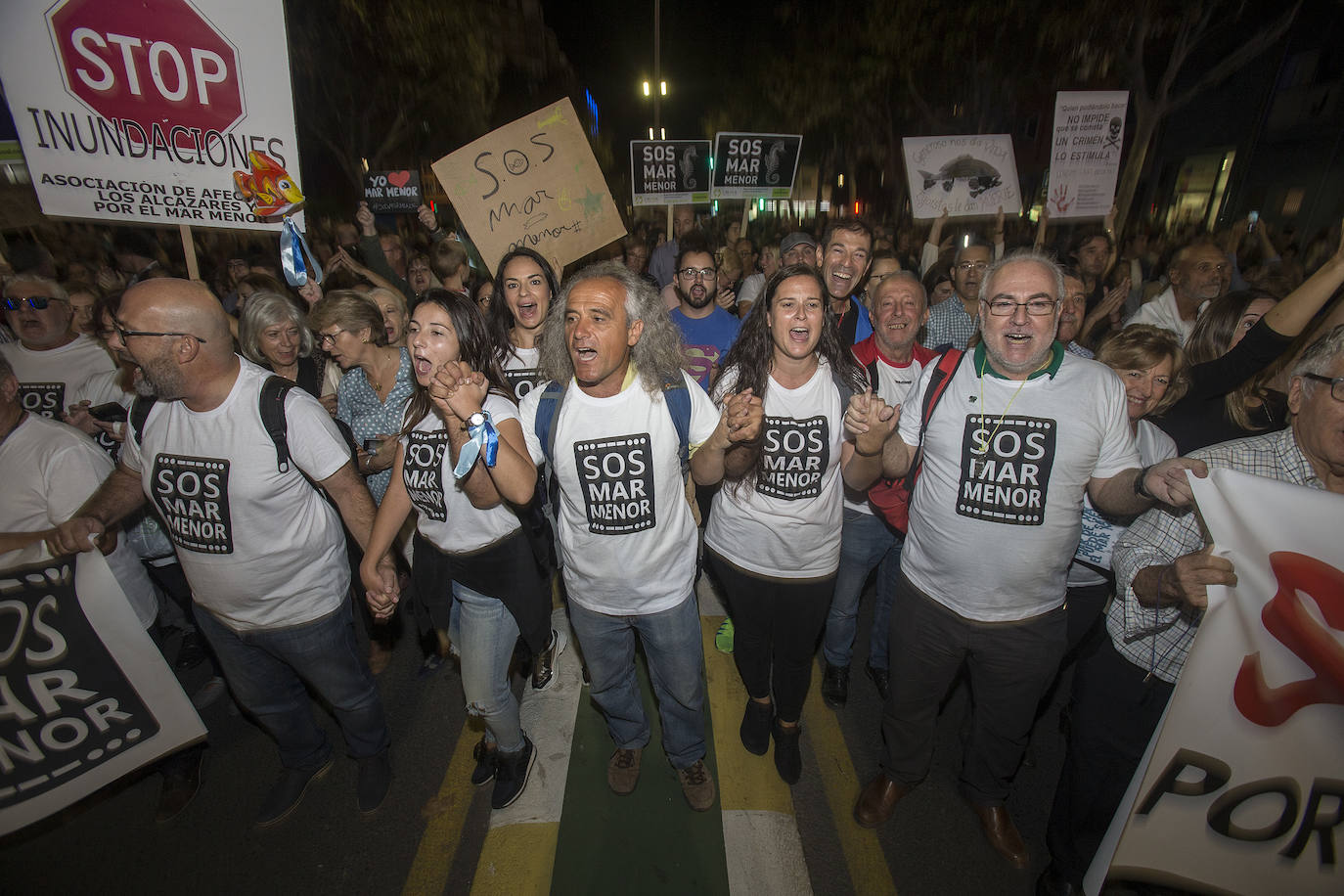 Unas 55.000 personas claman contra la contaminación y reclaman soluciones para «salvar» la laguna.