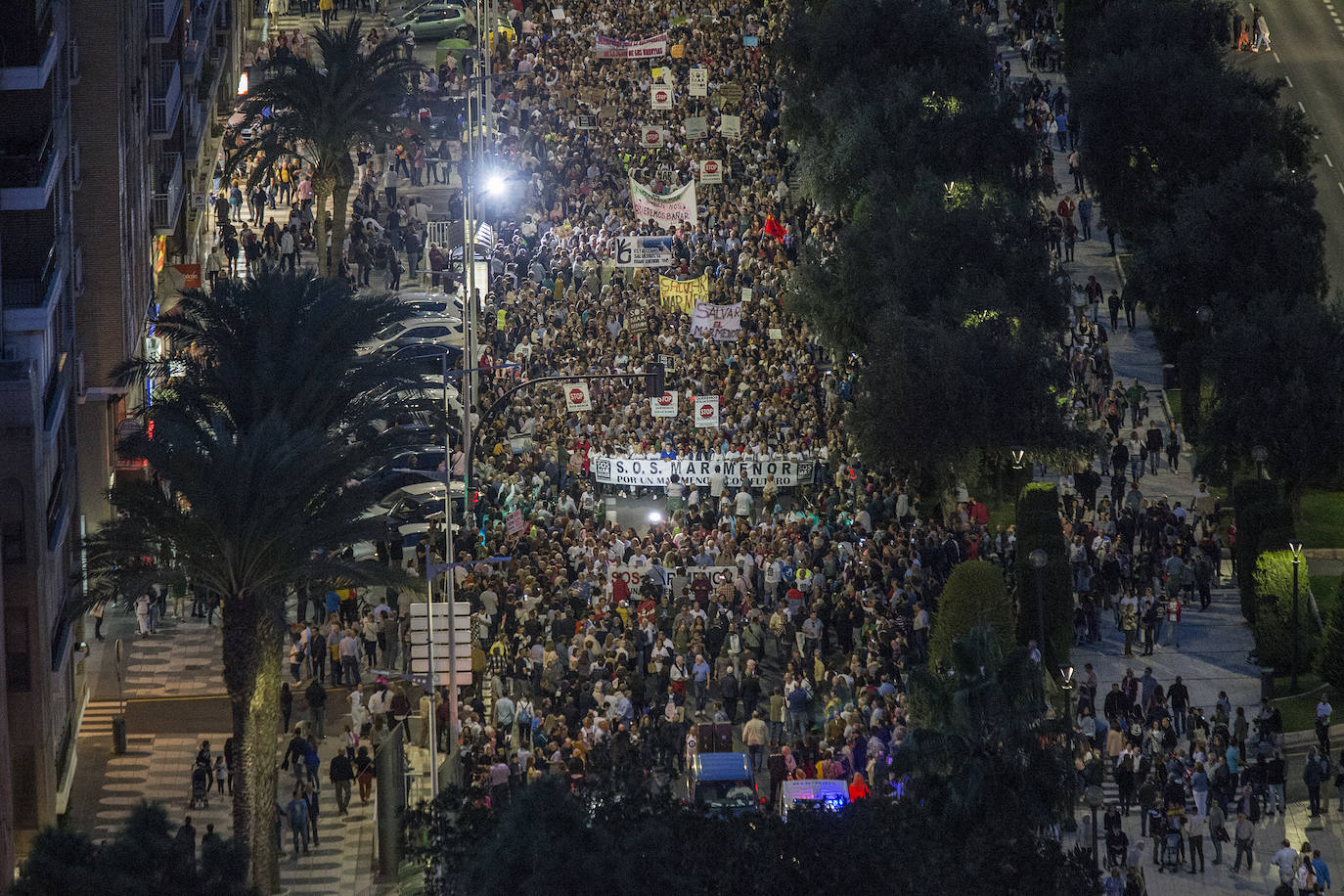 Unas 55.000 personas claman contra la contaminación y reclaman soluciones para «salvar» la laguna.