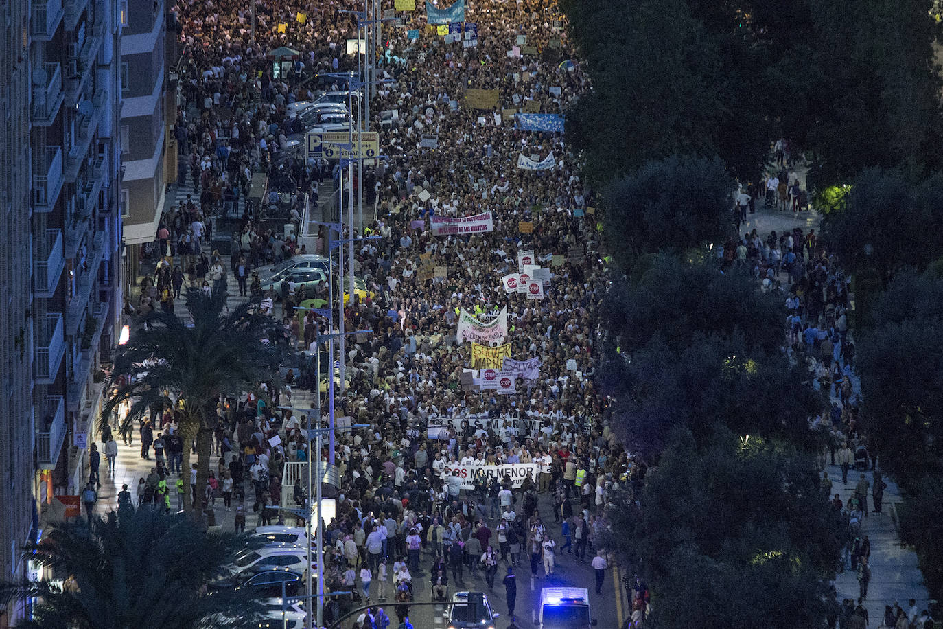 Unas 55.000 personas claman contra la contaminación y reclaman soluciones para «salvar» la laguna.