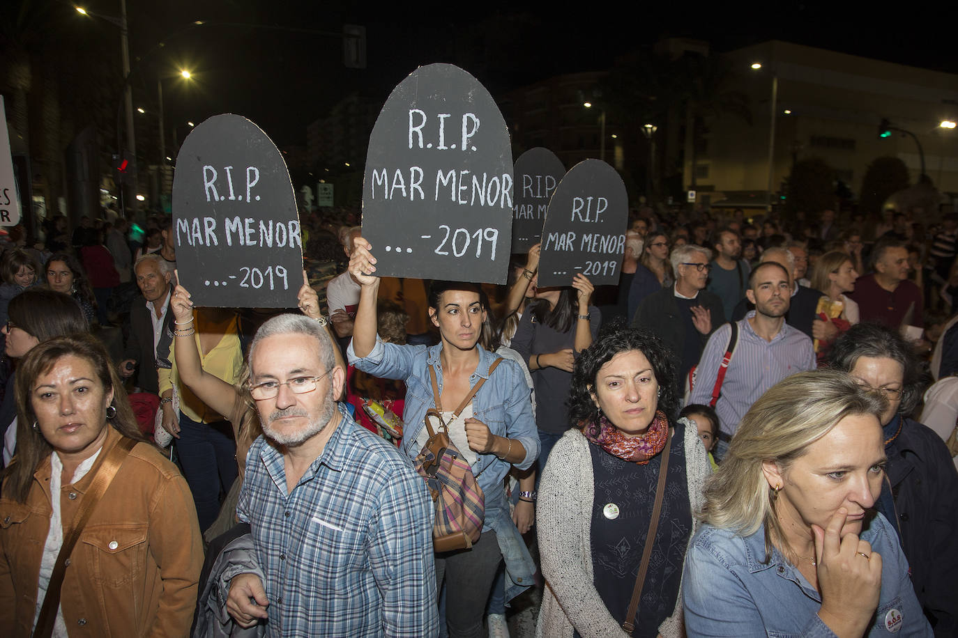 Los manifestantes que este miércoles pidieron medidas para salvar al Mar Menor derrocharon ingenio y creativiad en sus carteles y pancartas.