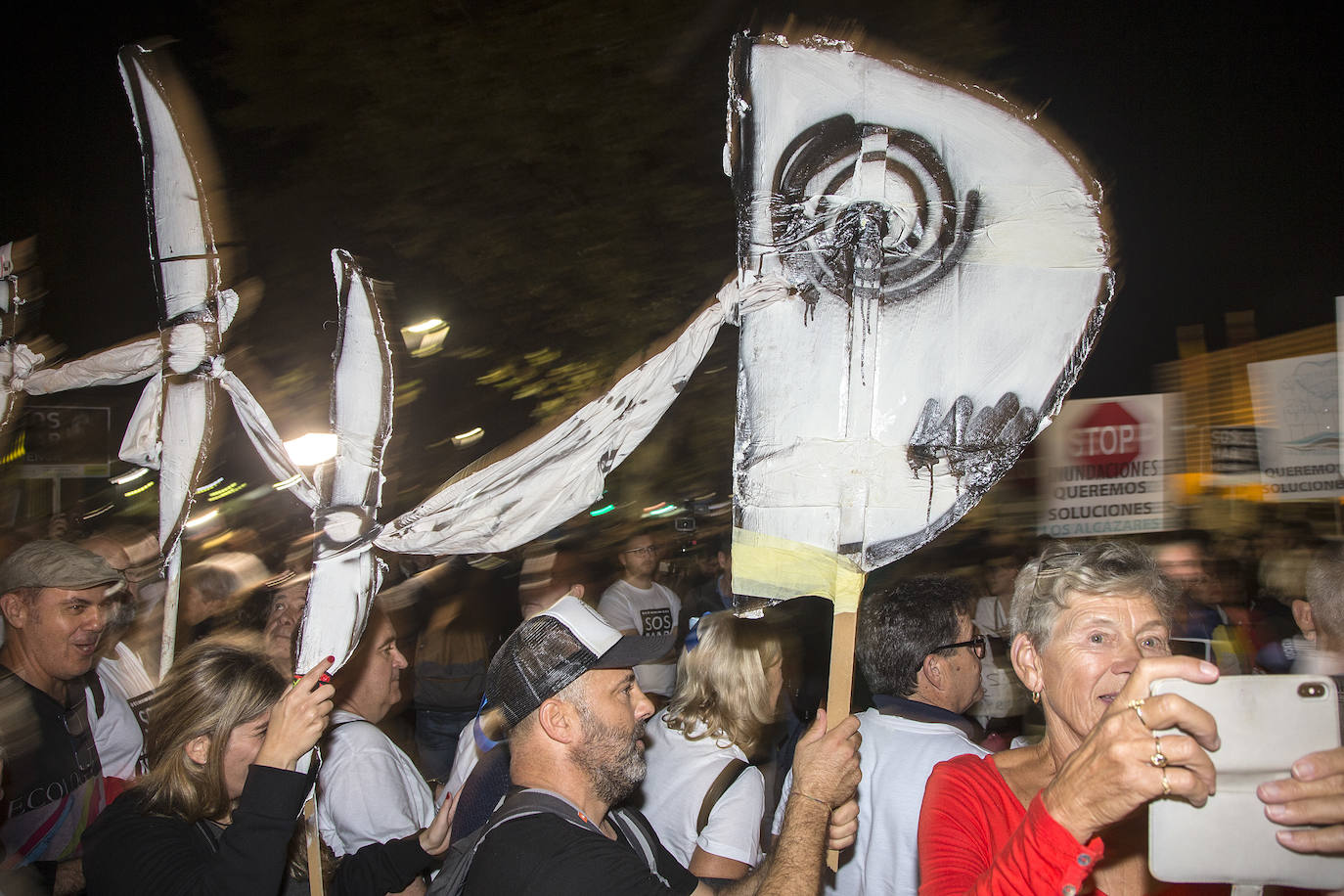 Los manifestantes que este miércoles pidieron medidas para salvar al Mar Menor derrocharon ingenio y creativiad en sus carteles y pancartas.