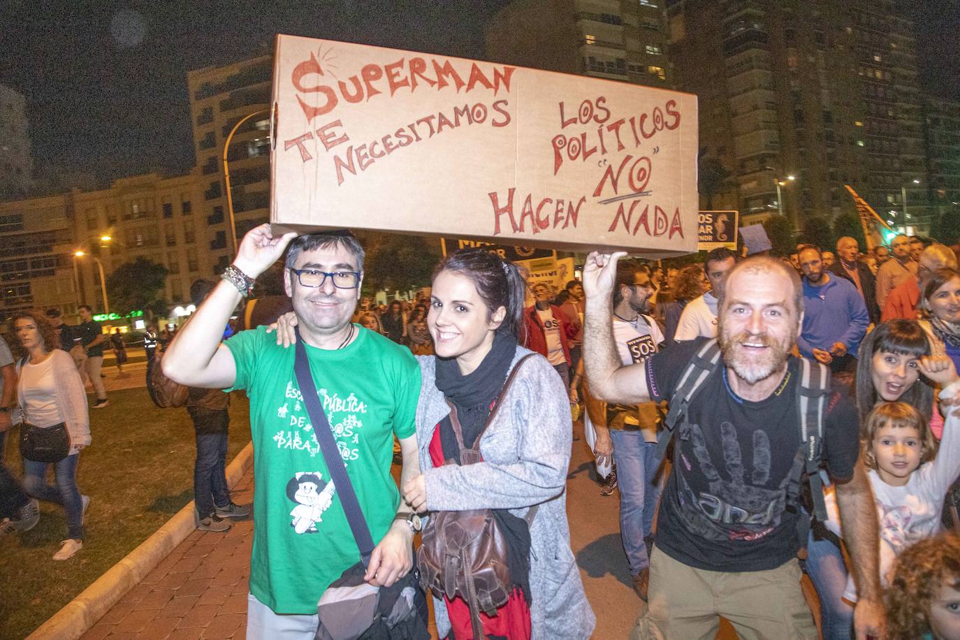 Los manifestantes que este miércoles pidieron medidas para salvar al Mar Menor derrocharon ingenio y creativiad en sus carteles y pancartas.