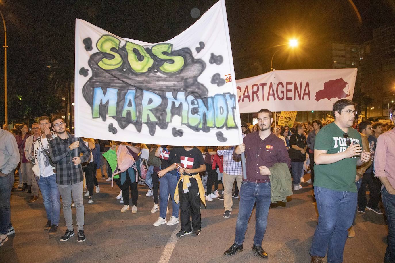 Los manifestantes que este miércoles pidieron medidas para salvar al Mar Menor derrocharon ingenio y creativiad en sus carteles y pancartas.