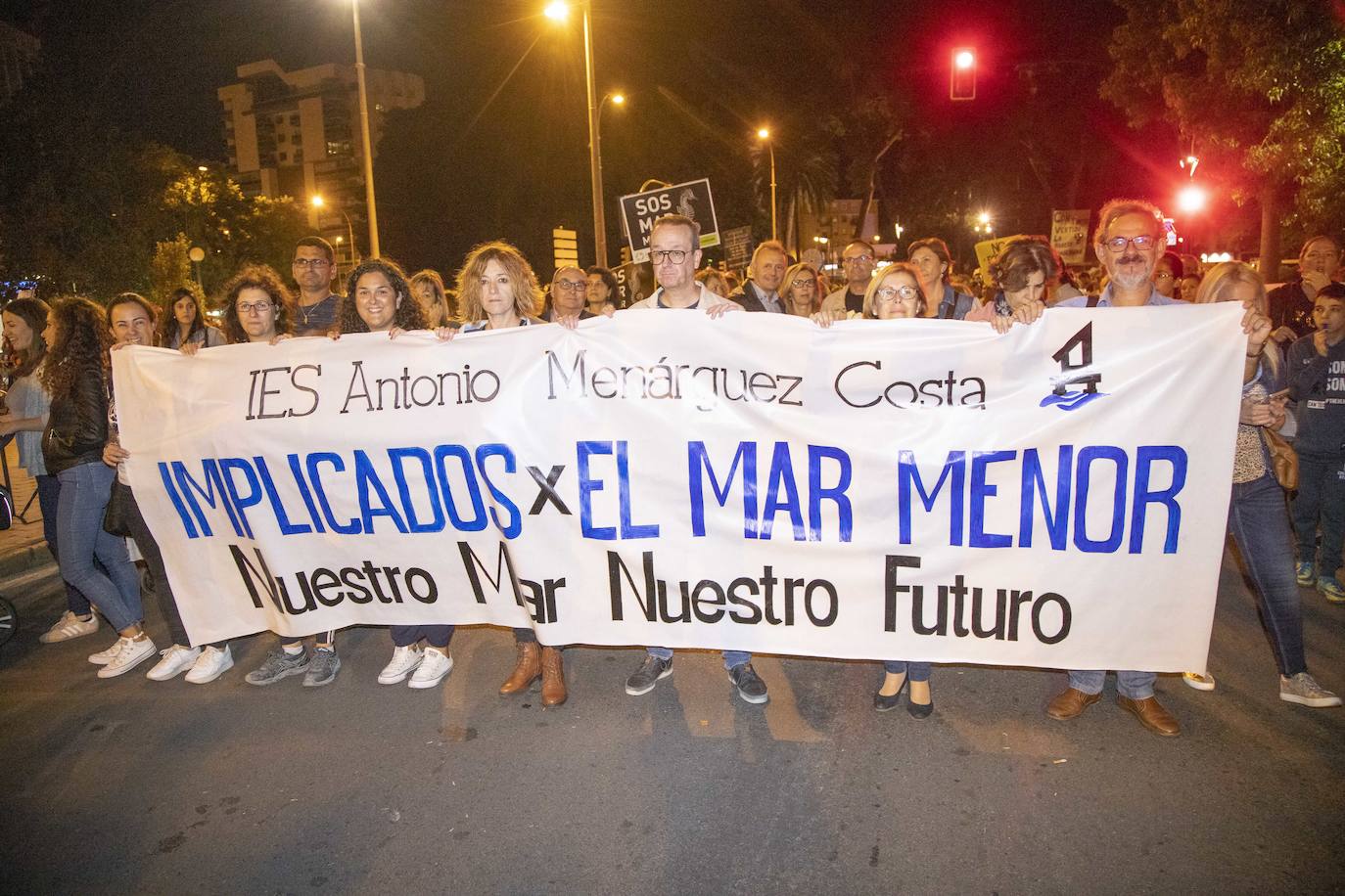 Los manifestantes que este miércoles pidieron medidas para salvar al Mar Menor derrocharon ingenio y creativiad en sus carteles y pancartas.