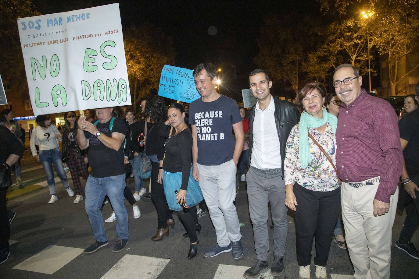 Los manifestantes que este miércoles pidieron medidas para salvar al Mar Menor derrocharon ingenio y creativiad en sus carteles y pancartas.