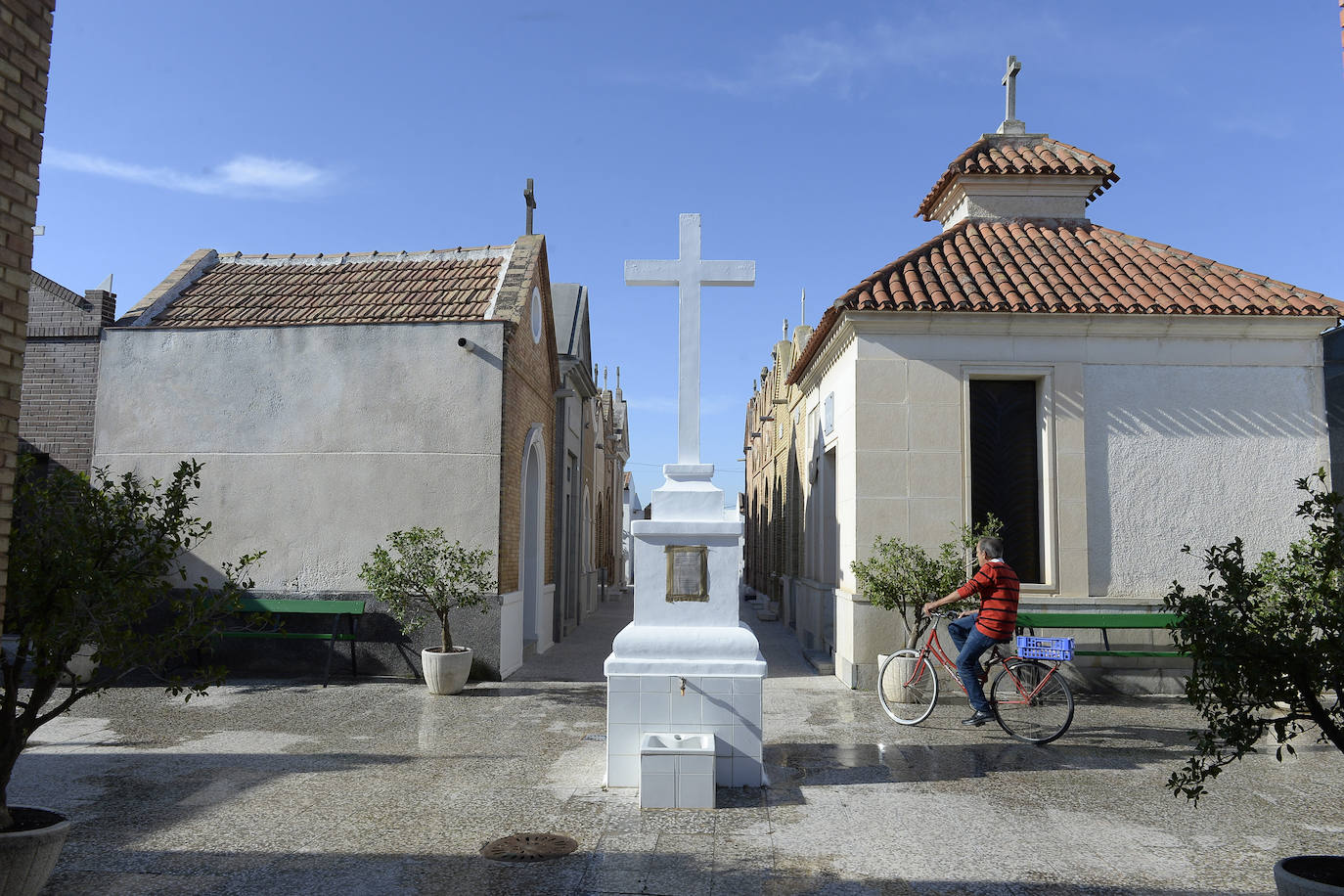 El cementerio de Llano de Brujas se construyó porque el más cercano, el de El Esparragal, quedaba muy retirado para los vecinos de la zona.