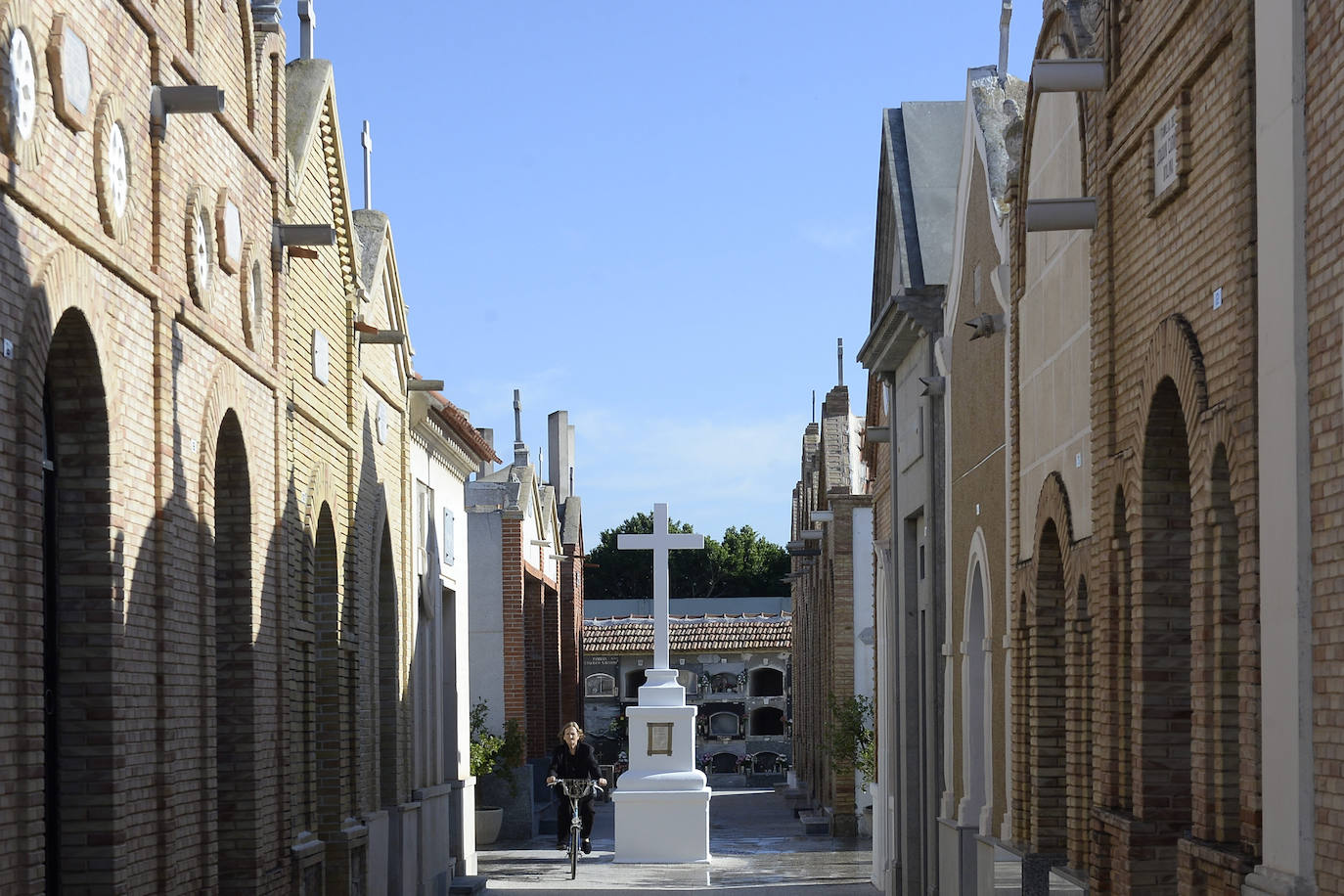 El cementerio de Llano de Brujas se construyó porque el más cercano, el de El Esparragal, quedaba muy retirado para los vecinos de la zona.
