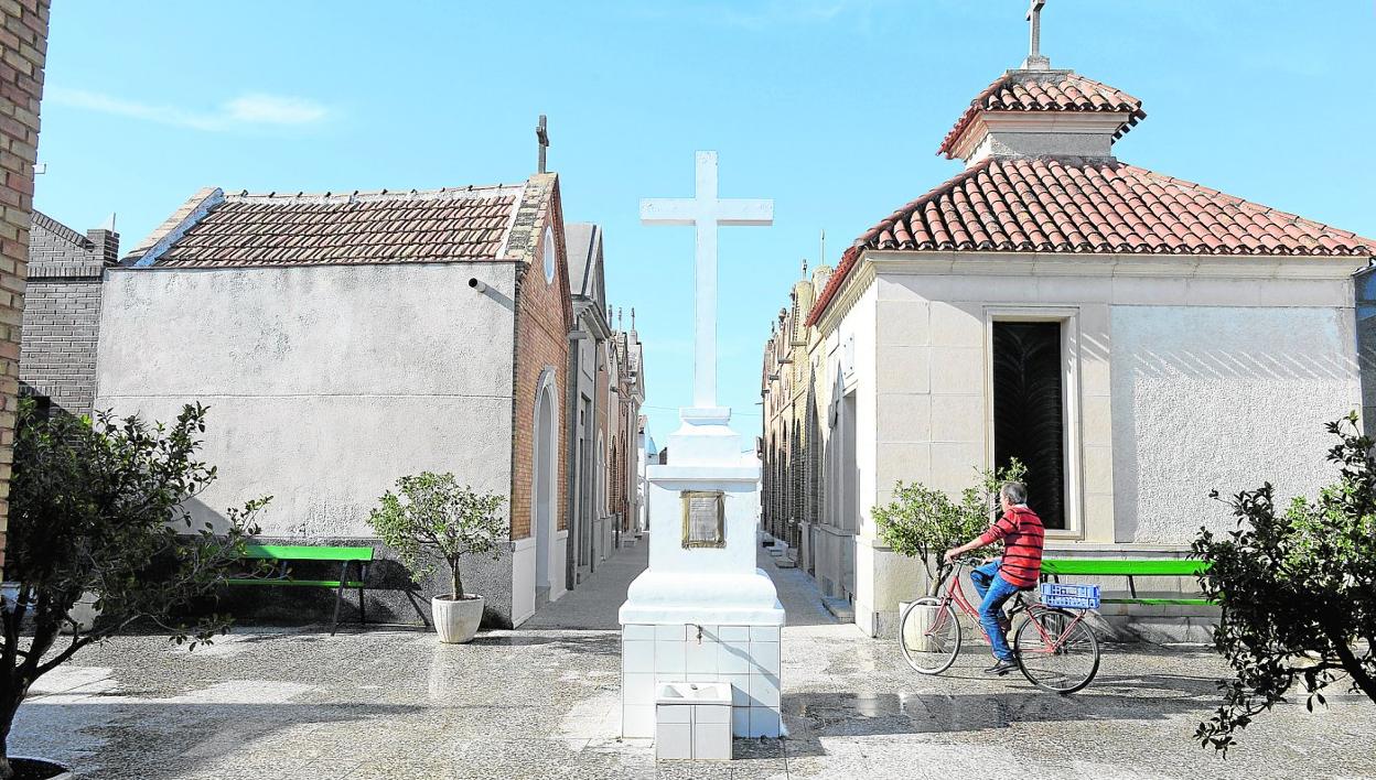 La cruz que se erige en la calle principal del cementerio de Llano de Brujas.