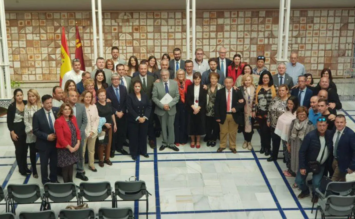 Representantes de la Federación de Salud Mental de la Región junto al presidente de la Asamblea Regional, Alberto Castillo, este jueves en el Parlamento autonómico.