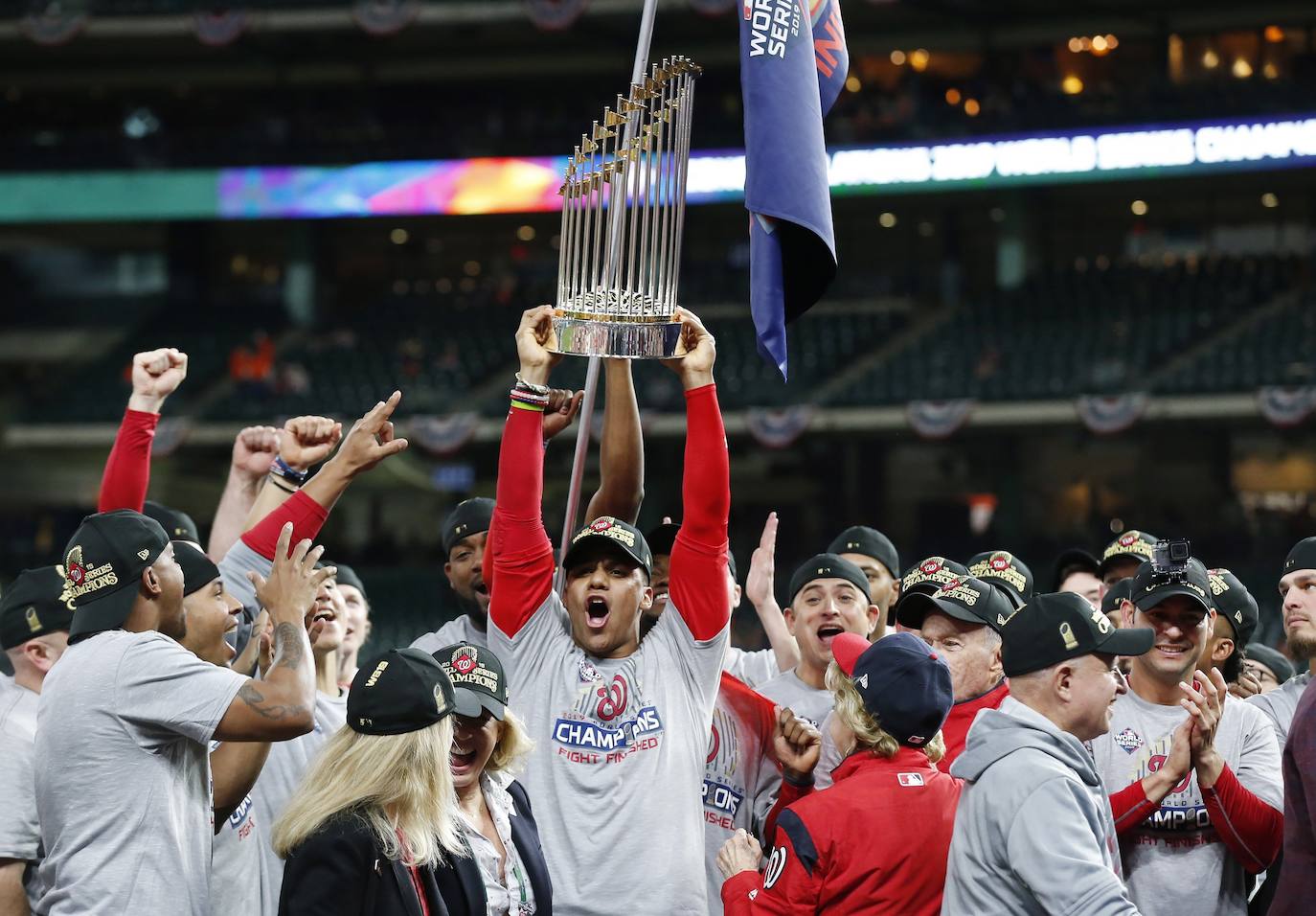 Los Washington Nationals se impusieron a los Houston Astros por 6-2 en el séptimo y decisivo juego, conquistando las Series Mundiales de béisbol por primera vez en su historia. 