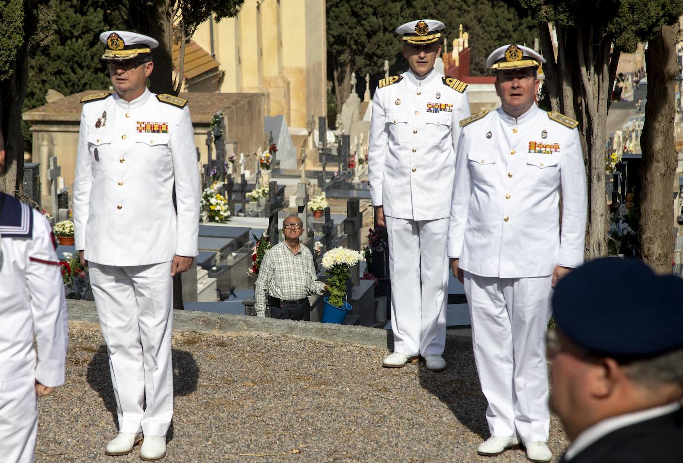 Una comisión naval encabezada por los almirantes del Arsenal y de Acción Marítima, Aniceto Rosique y Juan Sobrino, respectivamente, honró a los difuntos de la Armada en el cementerio de Santa Lucía.