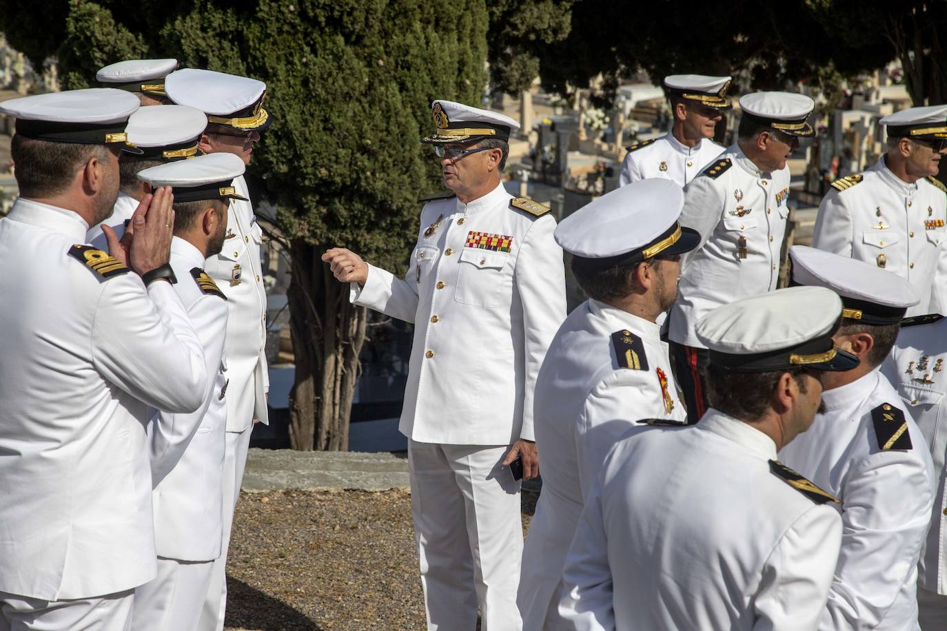 Una comisión naval encabezada por los almirantes del Arsenal y de Acción Marítima, Aniceto Rosique y Juan Sobrino, respectivamente, honró a los difuntos de la Armada en el cementerio de Santa Lucía.