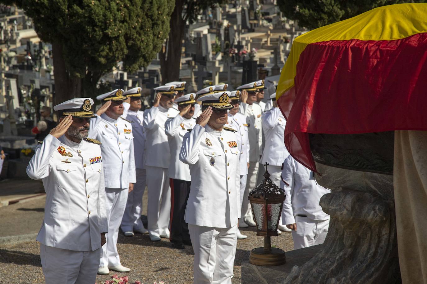 Una comisión naval encabezada por los almirantes del Arsenal y de Acción Marítima, Aniceto Rosique y Juan Sobrino, respectivamente, honró a los difuntos de la Armada en el cementerio de Santa Lucía.
