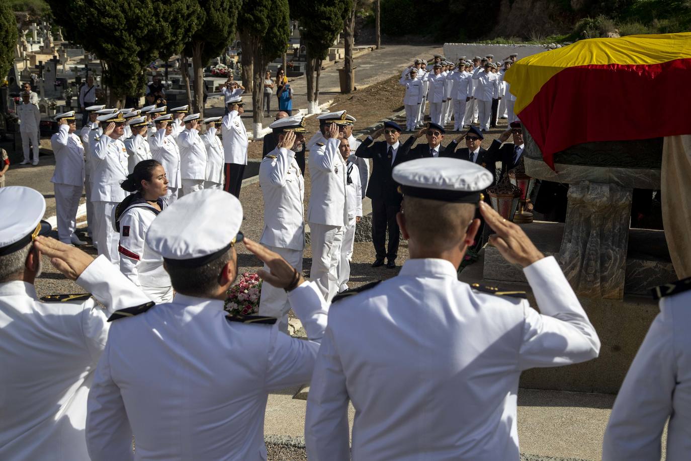Una comisión naval encabezada por los almirantes del Arsenal y de Acción Marítima, Aniceto Rosique y Juan Sobrino, respectivamente, honró a los difuntos de la Armada en el cementerio de Santa Lucía.