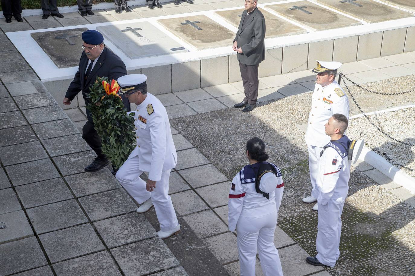 Una comisión naval encabezada por los almirantes del Arsenal y de Acción Marítima, Aniceto Rosique y Juan Sobrino, respectivamente, honró a los difuntos de la Armada en el cementerio de Santa Lucía.