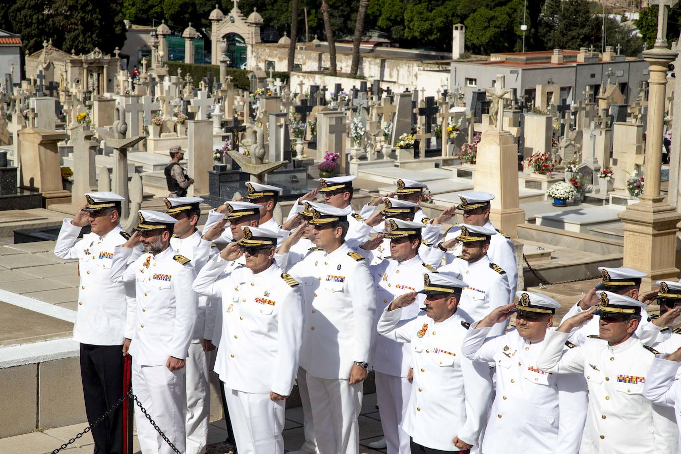 Una comisión naval encabezada por los almirantes del Arsenal y de Acción Marítima, Aniceto Rosique y Juan Sobrino, respectivamente, honró a los difuntos de la Armada en el cementerio de Santa Lucía.