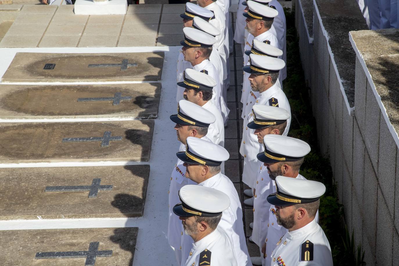Una comisión naval encabezada por los almirantes del Arsenal y de Acción Marítima, Aniceto Rosique y Juan Sobrino, respectivamente, honró a los difuntos de la Armada en el cementerio de Santa Lucía.